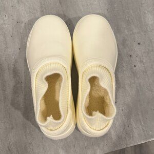 Clomfy Cream Colored Clogs Size 9 (40-41)